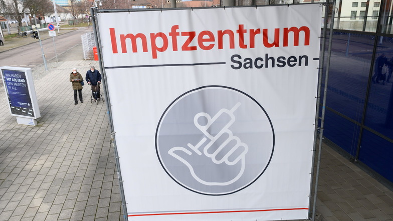 Im Impfzentrum in der Dresdner Messe kam es am Dienstag zu längeren Wartezeiten. Der Impfstoff musste aus dem Vogtland nach Dresden gebracht werden.