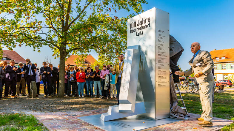 Der 17. Oktober 2018 war ein denkwürdiger Tag in Lauta: Siegfried Erler (r.), der Vereinsvorsitzende der Senak, und Bürgermeister Frank Lehmann enthüllten eine Stele, die an den ersten Aluminium-Guss vor 100 Jahren erinnert.
