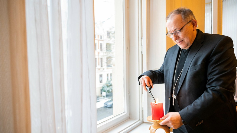 Jeden Freitag entzündet Bischof Wolfgang Ipolt eine Kerze für die Corona-Opfer. An diesem Sonntag läuten alle Glocken für die Verstorbenen.