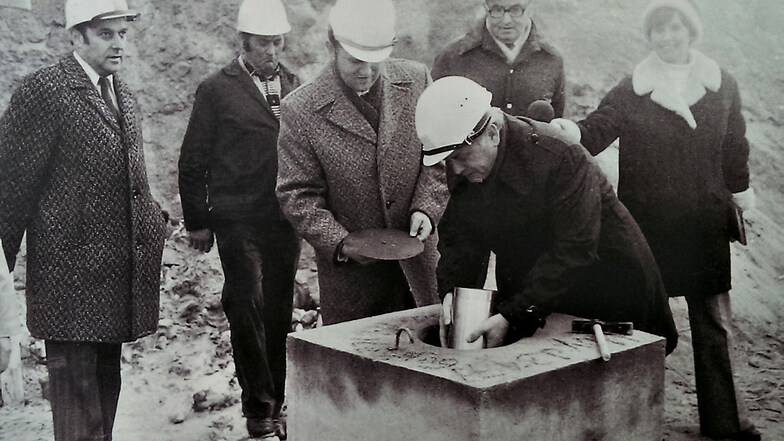 Am 3. Januar 1977 legte Werner Walde, der erste Sekretär der SED-Bezirksleitung Cottbus den Grundstein für das HBE. Der Mann neben ihm ist Dr. Günter Seifert, heute vom Glückauf-Verein. Ganz links steht der Generaldirektor des Gaskombinates Schwarze P