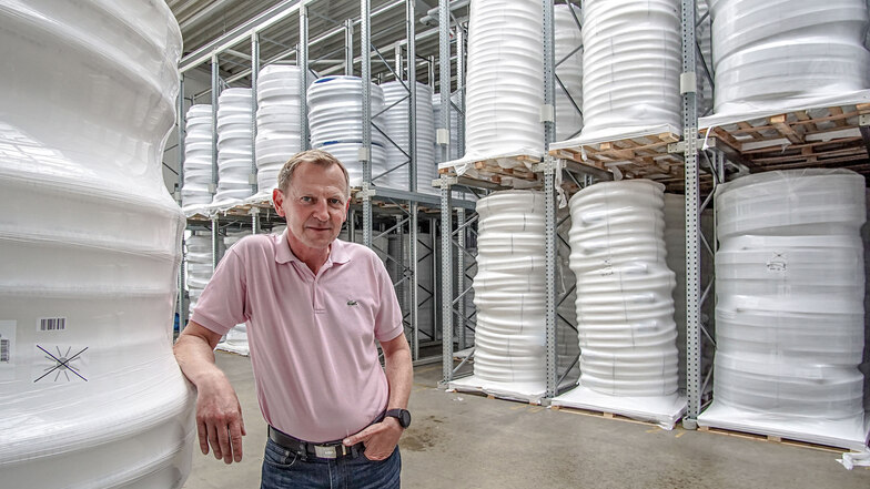Andreas Seibel, Chef der DRS-Rohrwerke hat Grund zur Freude. Seit Juli gehört das Firmengebäude der ehemaligen Neuen WMS-Flocktechnik im Salzenforster Gewerbegebiet zu ihm. Die neue Produktionshalle nutzt der Chef nun als Lager.