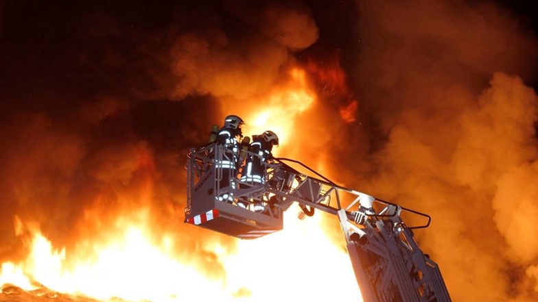 Bei einem Großbrand sind in der Nacht zu Sonntag Teile des früheren Presswerks in Ottendorf-Okrilla zerstört worden. Kurz nach Mitternacht waren in der Leitstelle die ersten Notrufe eingegangen.