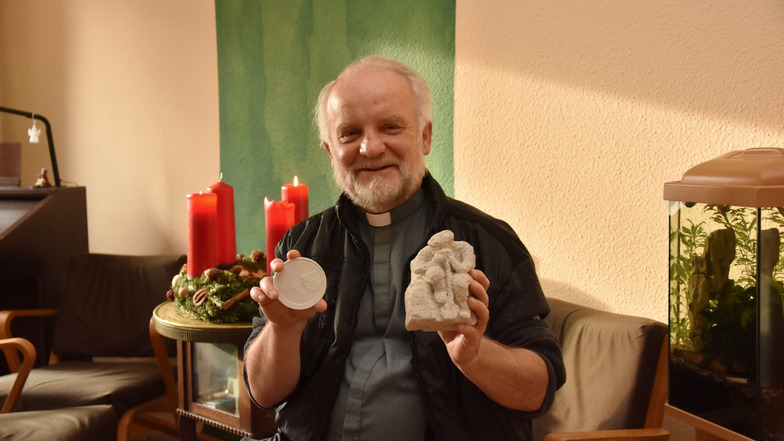 In seiner rechten Hand die Medaille vom Freistaat, in seiner Linken die Plastik der Bausoldaten von Prora – Pfarrer Peter Paul Gregor wurde für sein Engagement in der Wendezeit geehrt.