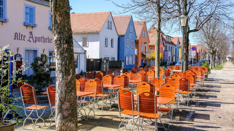 Auf dem Dorfanger Altkötzschenbroda stellen Gastronomen in der warmen Jahreszeit Tische und Stühle draußen auf.