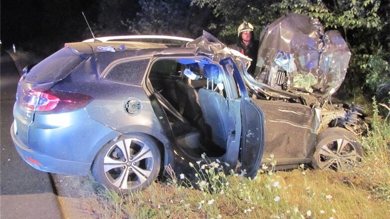 Nur noch Schrott: der Renault von Nossens Bürgermeister Uwe Anke nach dem Unfall auf der A4 bei Siebenlehn.