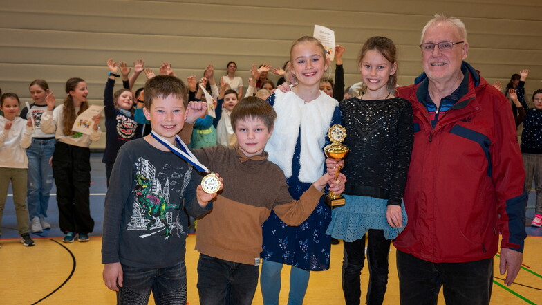 Das Team der Grundschule Gersdorf siegte nach dem vergangenen Jahr wieder bei der regionalen Mathematikolympiade. Darüber freuten sich Piet Stephan, Emil Lehmann, Babet Schmidt, Tessa Köhler und Mathematiklehrer Jörg Keul.