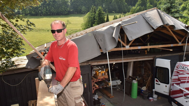 Nicht genehmigungsfähig: Dachdeckermeister Ronny Seefing beim Rückbau seines Carports in Rehefeld.
