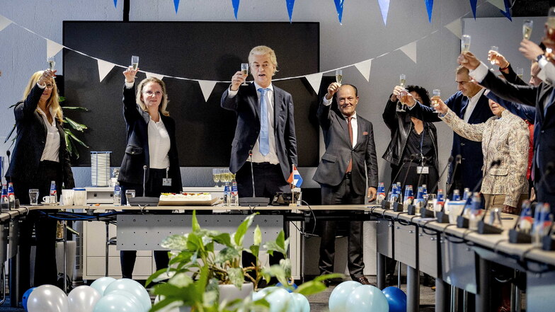 Der niederländische Rechtspopulist Geert Wilders  feiert am Donnerstag mit seinen Gefolgsleuten den Wahlsieg.