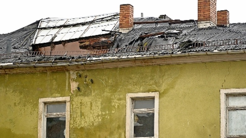 Das Dach ist bereits eingestürzt. Jetzt wollen die Besitzer des Gebäudes an der Pirnaer Straße 3 eine Notsicherung veranlassen.