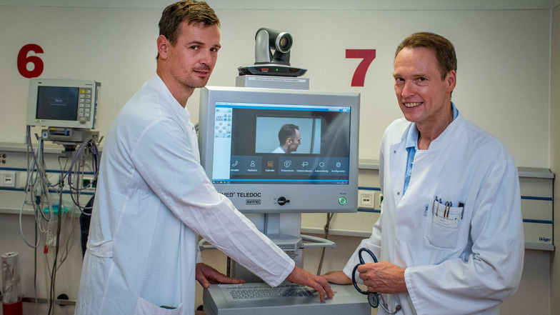 Chefarzt Dr. med. Roland Pfützer (rechts) und Matthias Richter, Leiter der Notaufnahme erklären an einem neuen Gerät im Klinikum Döbeln die telemedizinische Behandlung von Schlaganfall-Patienten.