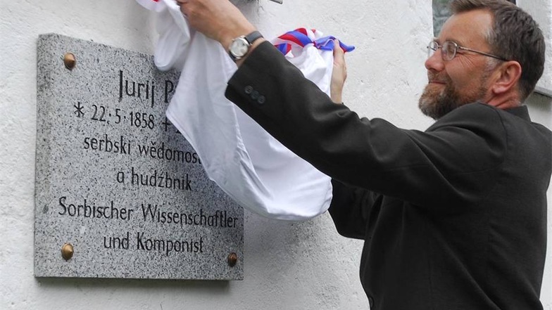 Enthüllung einer Gedenktafel für den Komponisten und Heimatforscher Jurij Pilk an seinem Geburtshaus.