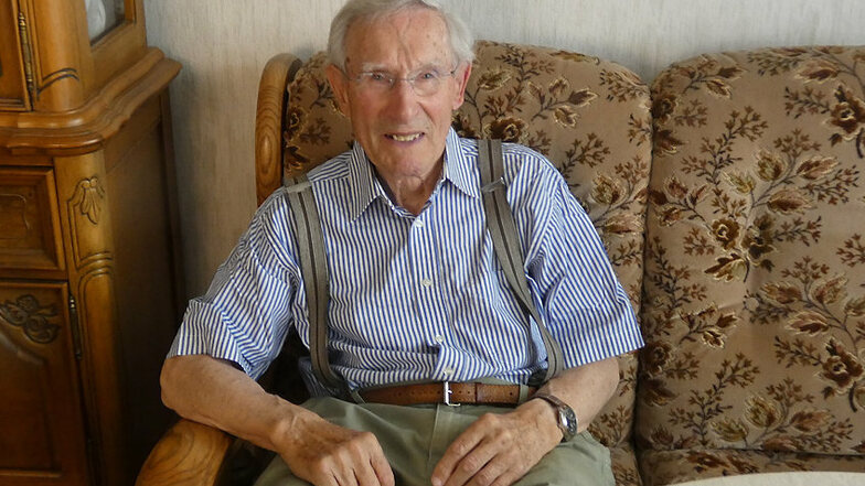 Wolfgang Schmitz ist heute 83 Jahre alt. Der ehemalige Landrat, Stadtrat und Abgeordnete des Landtages lebt in einer Wohnung in Hoyerswerdas Neustadt – und befasst sich unter anderem mit
der Mineralogie.