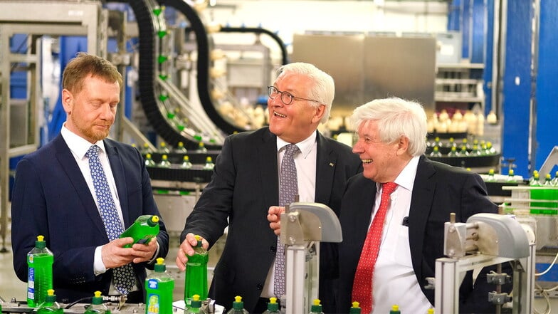 fit-Chef Wolfgang Groß (rechts) hat gut Lachen: Nach dem Besuch von Bundespräsident Frank-Walter Steinmeier und Ministerpräsident Michael Kretschmer im Mai, gibt das Hirschfelder Unternehmen nun die größte Einzelinvestition der Firmengeschichte bekannt.