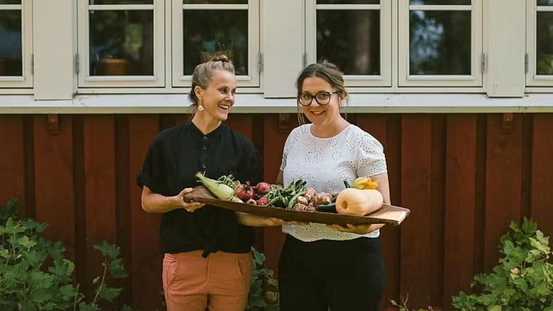 Wer bei Moa Källén (l.) in Vallåsens Värdshus in Vaxtorp speist, genießt die geschmackvolle Küche einer kreativen jungen Frau, die sich das Kochen selbst beigebracht hat. Fleisch gibt es hier selten, auch wenn es sich um ein ehemaliges Jagdhaus handelt. Stattdessen vom Wechsel der Jahreszeiten inspirierte individuelle Gemüsegerichte wie Zucchinifilet oder Hagebuttensuppe. Alles wird mit großer Liebe zu Farbe und Form angerichtet.