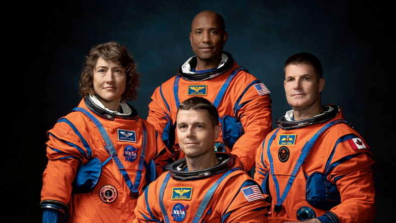Die NASA-Astronauten Christina Koch (l-r), Victor Glover, Reid Wiseman, sowie Astronaut Jeremy Hansen sollen mit der "Artemis 2"-Mission der US-Raumfahrtbehörde Nasa um den Mond fliegen.