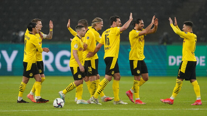 Fertigmachen zum Abklatschen: Die Dortmunder Spieler wissen, bei wem sie sich auch zu bedanken haben - ihrem zweifachen Torschützen Jadon Sancho (rechts).