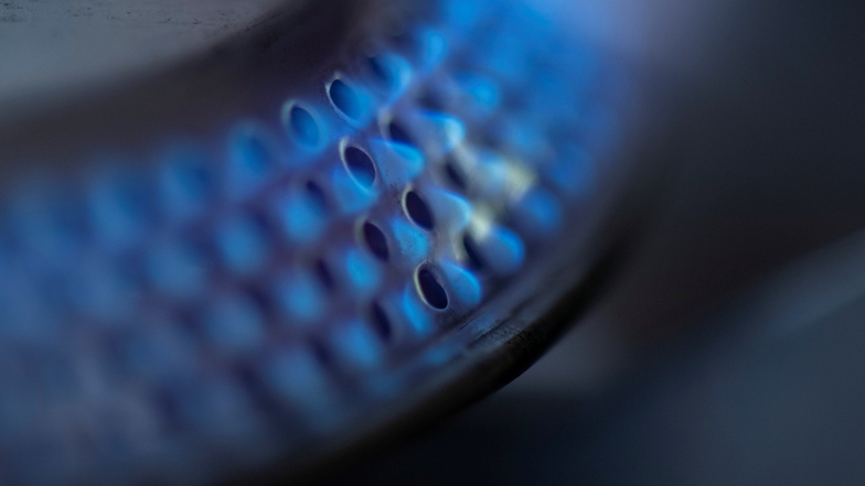 Die blaue Flamme eines Gas-Kochers. Die Energieminister der EU-Staaten haben dem Gaspreisdeckel zugestimmt, auch Deutschland.