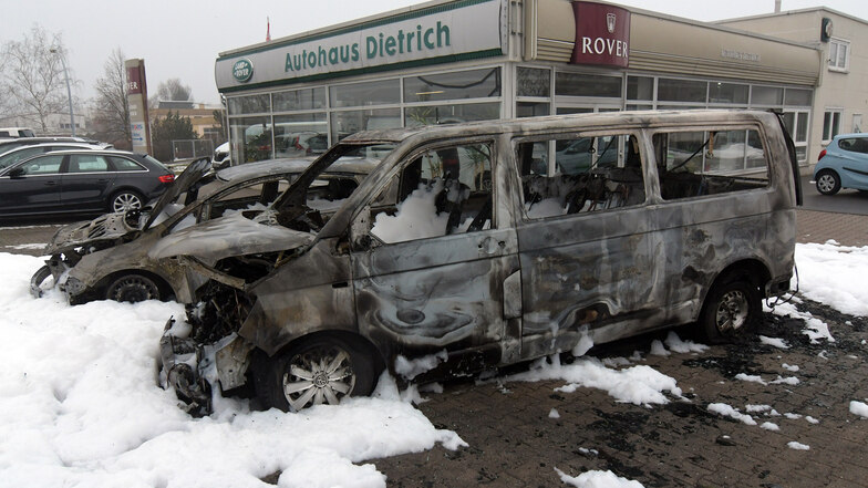 Ein Anblick der Zerstörung am Samstagmorgen vor dem Autohaus Dietrich. Der Schaden ist sechsstellig.