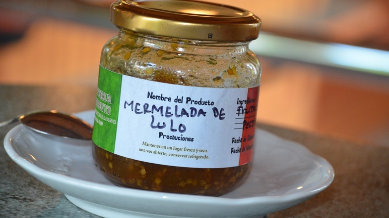 Das Glas Lulo-Marmelade aus Kolumbien. Der Inhalt wird zur Verzierung der ungewöhnlichen Eissorte verwendet.