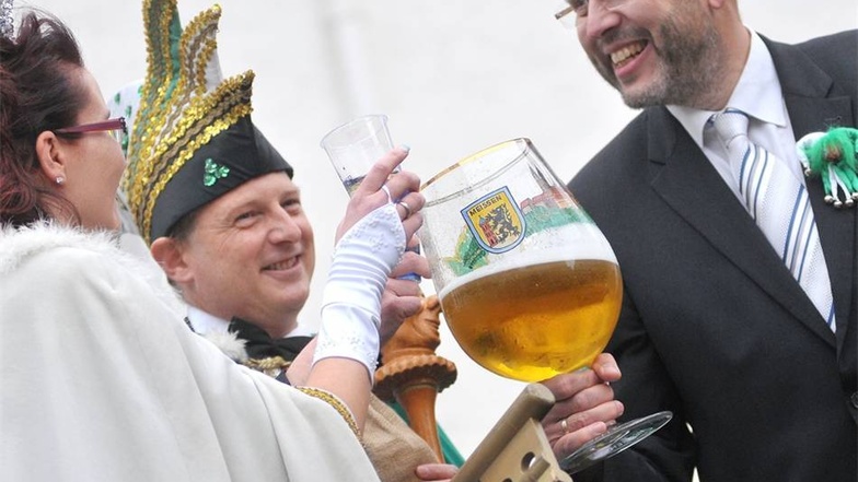 Prosit und Vivat Missnia! Mit dem Prinzenpaar Diana III. und Uwe III: stößt OB Olaf Raschke auf gutes Gelingen an. Gereicht wurde Meißner Schwerter-Bier.