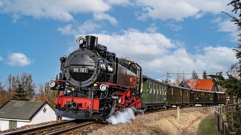 Im Zittauer Gebirge gibt es am Wochenende viele Oldtimer auf Schiene und Straße zu bestaunen.