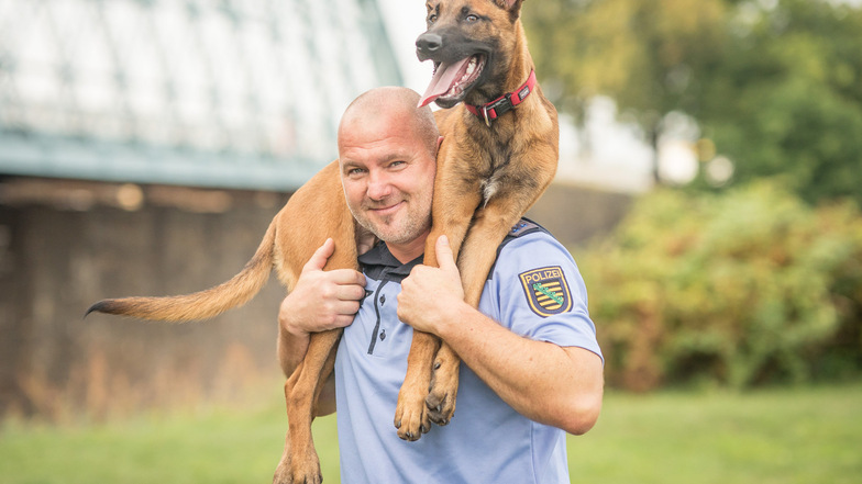 Polizeihauptmeister Tino Seifert mit seinem neuen Diensthund Hugo: „Die Waffe lege ich nach Dienst in den Schrank, der Hund ist immer bei mir.“