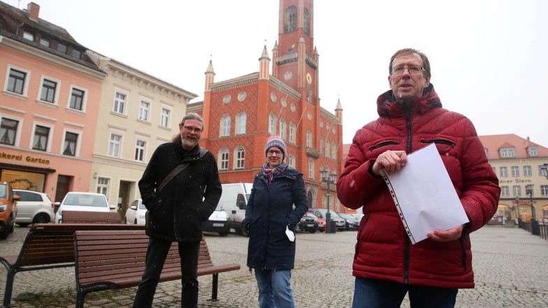 Sie wollen auf dem Kamenzer Markt mit Montags-Protestlern ins Gespräch kommen: Jens Fichte (l.), Janett Theile und Peter Sondermann.