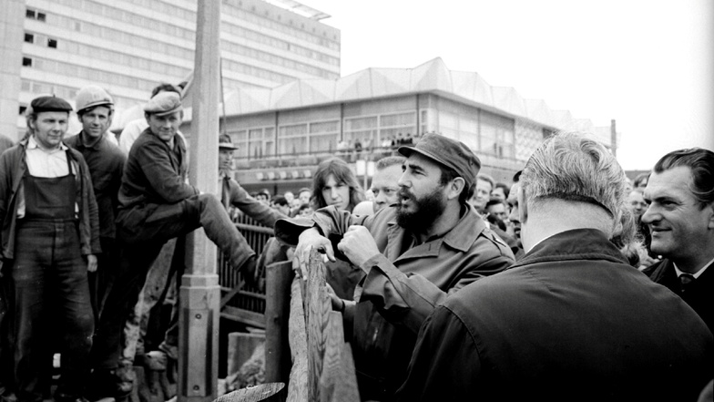 Das stand nicht im Protokoll: Beim Rundgang durch Dresden suchte Fidel Castro auf der Prager Straße das Gespräch mit Bauarbeitern, die gerade das Rundkino errichteten.