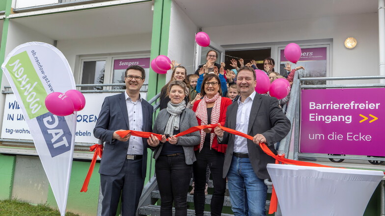 Thorsten Riewesell (von rechts), Vorsitzender des Vereins Sempers, hat mit TAG-Chefin Claudia Hoyer, Mitarbeiterin Gabi Horn und Oberbürgermeister Sven Liebhauser das Döbelner Sempers-Café eröffnet.