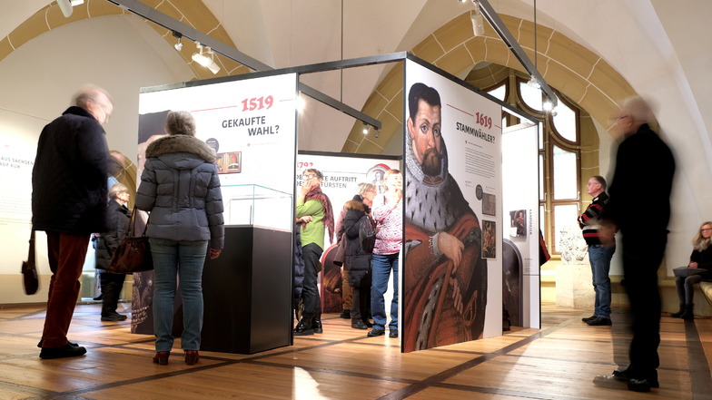 Schautafeln mit interaktiven Elementen informieren in der Albrechtsburg über 600 Jahre sächsische Geschichte. Am Dreikönigstag schauten sich viele Besucher die aktuelle Sonderausstellung an.