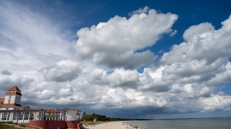 Wolken ziehen im Ostseebad Binz auf der Insel Rügen über den Strand. Die Landesregierung will Urlaub für Einheimische vom 7. Juni an zulassen.