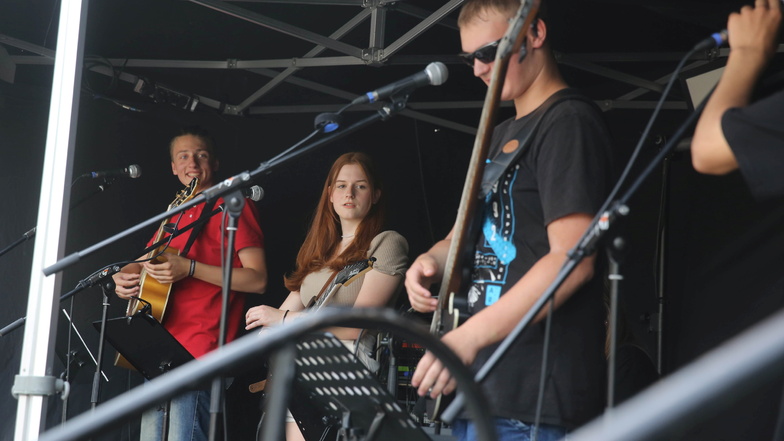 Die Schülerband der Oberschule Elsteraue Kamenz war am Schulplatz dabei. Die Bühne ist seit Jahren für den Musikernachwuchs reserviert.