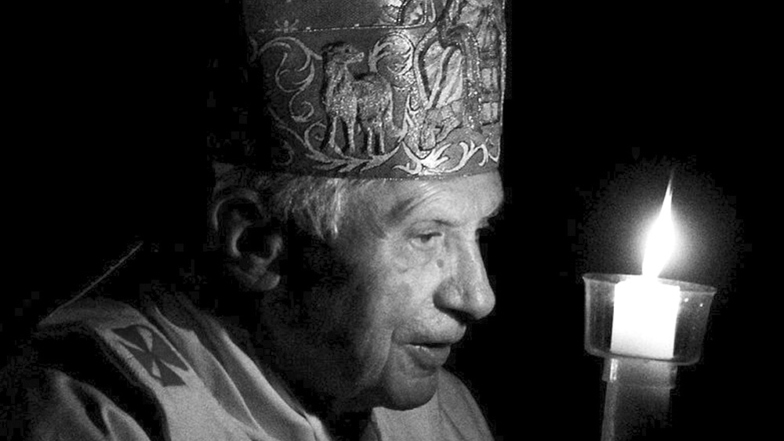 Der emeritierte Papst Benedikt XVI. hält bei einer Messe im Vatikan 2012 das Osterlicht. Im Alter von 95 Jahren ist der gebürtige Bayer gestorben.