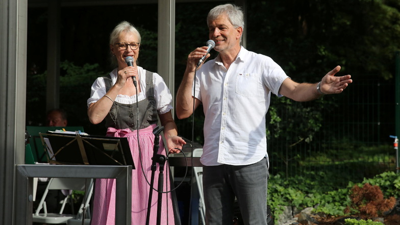 Achim Hoyer und seine Frau übernahmen den Gesangspart beim Auftritt des Blasorchester der Lessingstadt.