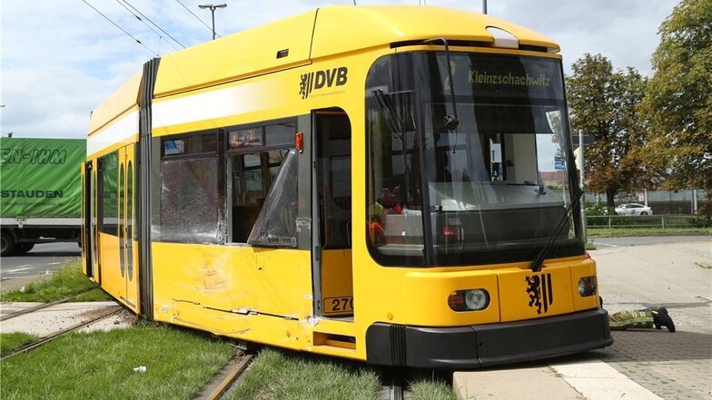 In Dresden-Friedrichstadt ist am Freitagvormittag eine Straßenbahn nach einem Zusammenstoß mit einem Lkw entgleist.