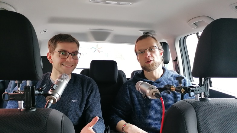So sieht es im Dreierbob von innen aus: Als mobiles Studio nutzen Fabian Deicke (links) und Tino Meyer ein Auto.