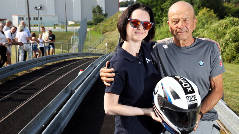 Rotarierin Daniela Strauß und Bobtrainer Gerd Leopold bei der Übergabe des geschichtsträchtigen Helms.