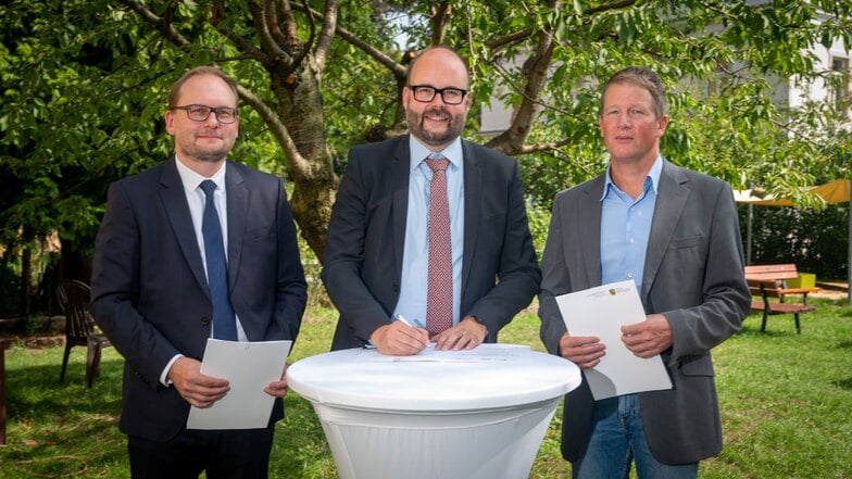 Starten gemeinsames Projekt: Prof. Markus Donix,  Ärztlicher Direktor des Sächsischen Krankenhauses Arnsdorf, Kultusminister Christian Piwarz und Prof. Veit Roessner, Direktor der Klinik und Poliklinik für Kinder- und Jugendpsychiatrie und -psychotherapie