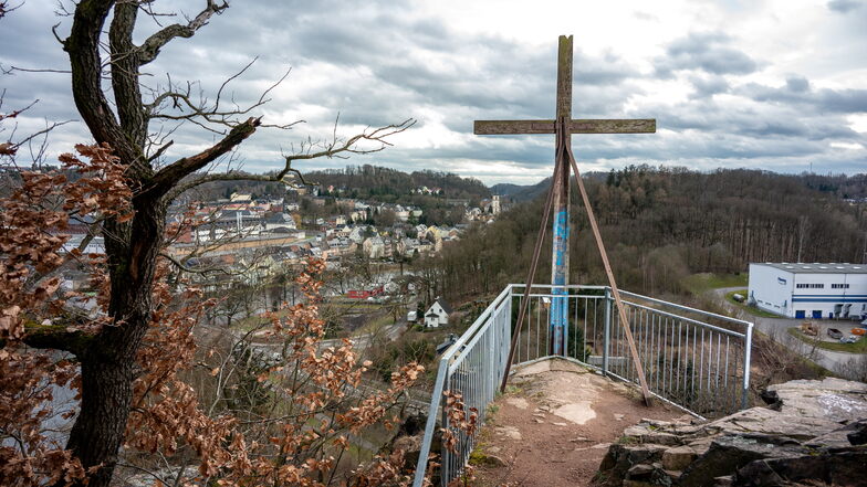 Vom Kreuzfelsen aus bietet sich ein schöner Blick auf Waldheim. Das stark verwitterte Holzkreuz wird jetzt erneuert.