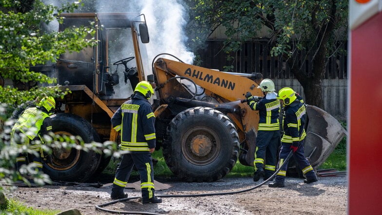 Dienstagmittag geriet auf dem Bauernhof der Familie Sell in Saalendorf ein Radlader in Brand.