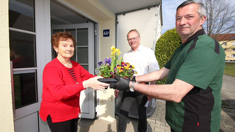 Renate Sander (v. l.) war sehr überrascht, als plötzlich WGB-Geschäftsführer Hartmut Stäps und Gärtnerei-Inhaber Egbert Nieswand mit einem österlichen Blumengruß vor der Haustür standen.