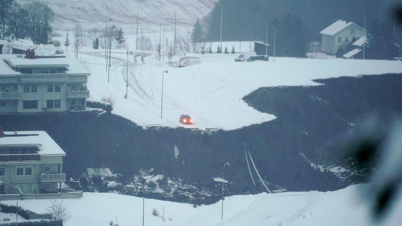 Norwegen, Ask: Ein Erdrutsch in der Stadt hat eine große Spur hinterlassen. Nach dem Erdrutsch im Süden Norwegens sind mehr als 150 Menschen in Sicherheit gebracht worden.