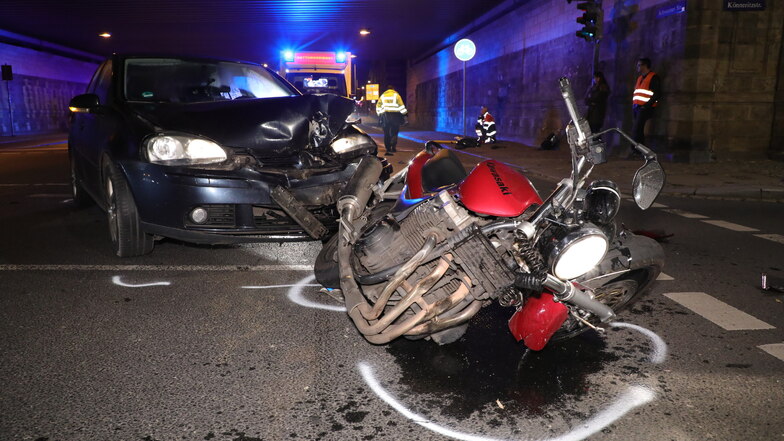 Der Fahrer der roten Maschine wurde bei dem Unfall in Dresden schwer verletzt.
