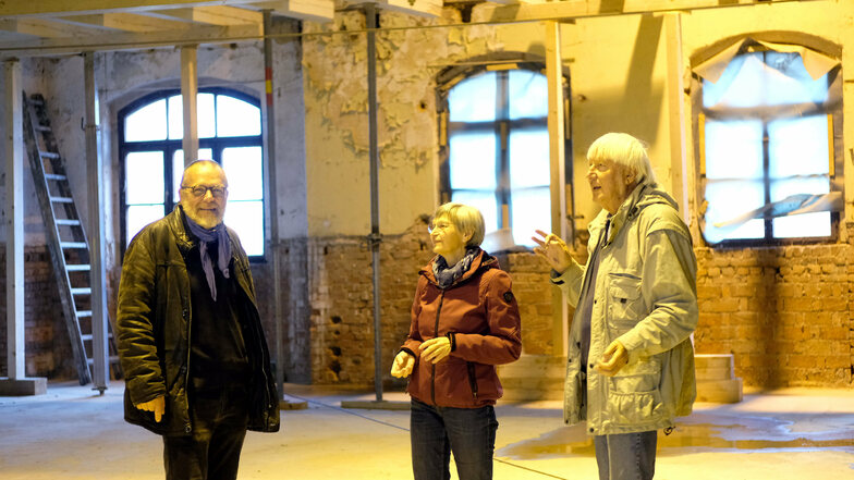 Tom Lauerwald (l.) von der Otto-und-Emma-Horn-Stiftung spendet eine große Summe für die Sanierung der Jahnhalle. Die Bürgerstiftung hat die Halle 2017 der Stadt abgekauft.