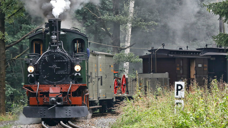 Güterzug mit der Feuerwehrspritze.
Der Zug verkehrte am Dienstag noch vor der Historik Mobil exklusiv und sozusagen geheim für bezahlende Foto-Fans zwischen Zittau-Bertsdorf-Oybin/Jonsdorf.
