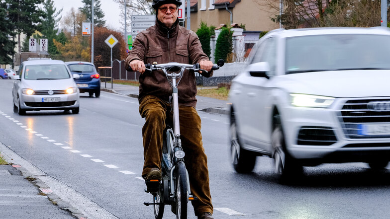 Reinhard Taubert auf der Weinböhlaer Straße in Coswig. Die neu aufgepinselten Schutzstreifen sollen es für Radfahrer sicherer machen. Daran zweifelt der Weinböhlaer und fordert mehr Platz für Radler.