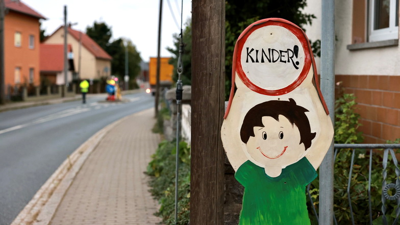 Achtung, Kinder: Anwohner weisen Autofahrer mit privaten Schildern auf die Grundschule in Großerkmannsdorf hin. Stadträte wollen jetzt weitere Sicherheitsvorkehrungen.