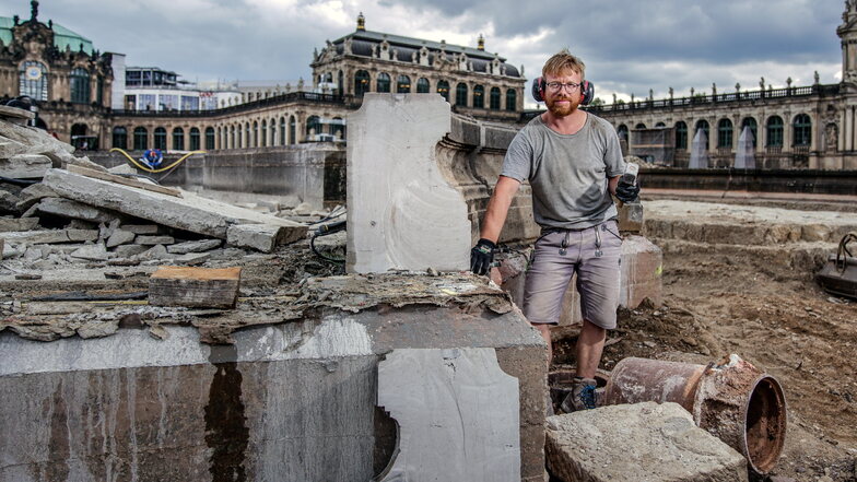 Steinmetz Johannes Massino von der Dresdner Firma Paul Hempel ist einer der einheimischen Handwerker, die engagiert bei der Hofsanierung arbeiten. Hier ist er beim Abbruch eines der beiden maroden Zwingerbrunnen.