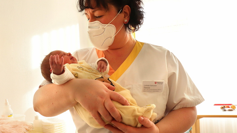 Kinderkrankenschwester Daniela Nicolaus vom Kamenzer Malteser Krankenhaus St. Johannes hat festgestellt, dass die Mütter auf ihrer Entbindungsstation zurzeit entspannter sind.