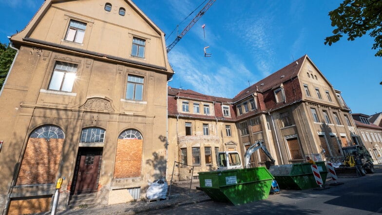 Die künftige Villa Mozartallee in Großenhain. Die Oberlichter vor dem Mittelteil wurden freigelegt. Der Keller des künftigen Wohngebäudes wird zur Tiefgarage.